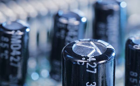 哪些材料會影響超級電容器的性能？