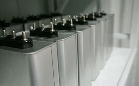 哪些因素影響電力電容器的容量？